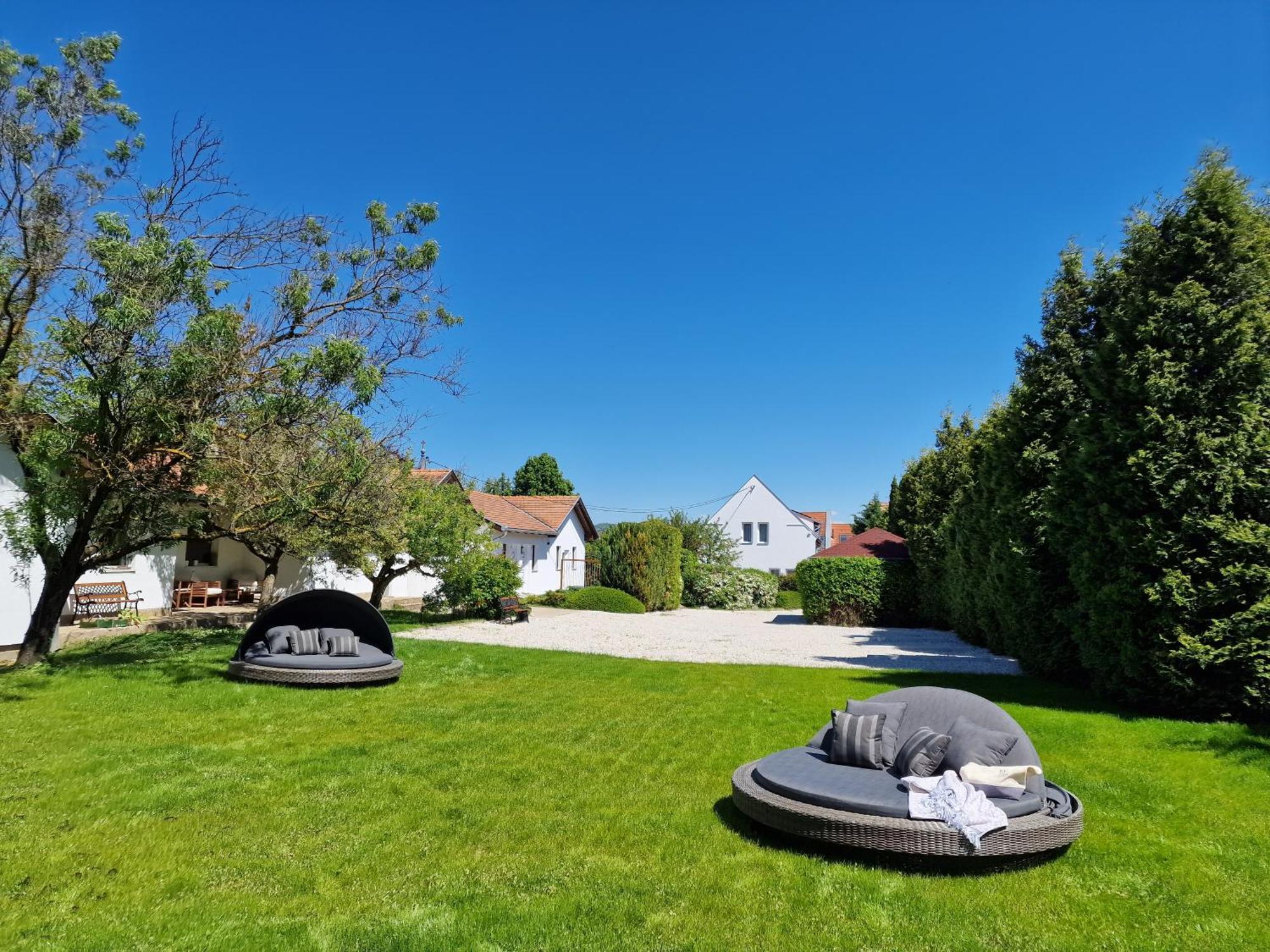 The Secret Garden - Keszthely Bed and Breakfast Exteriör bild