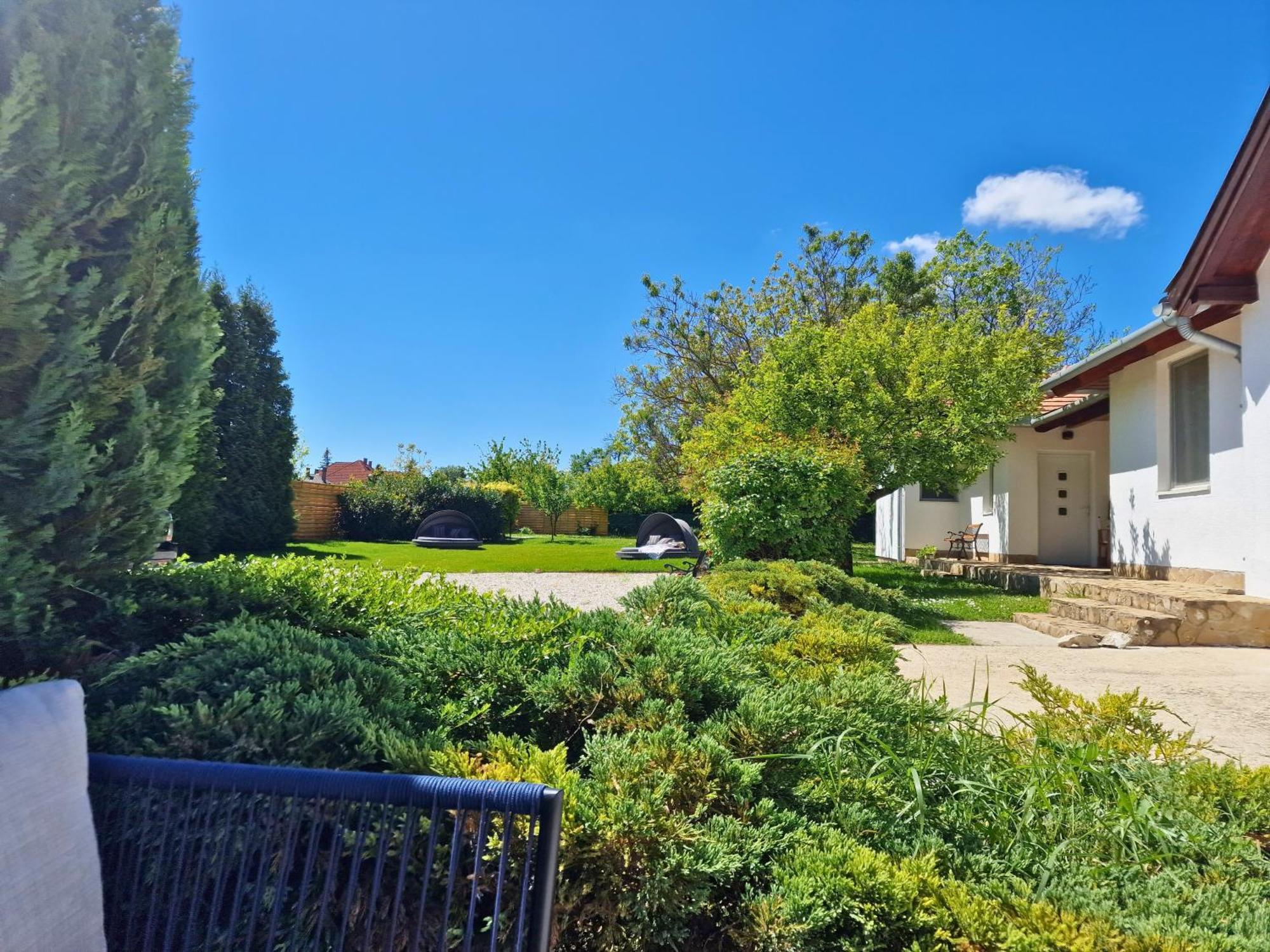 The Secret Garden - Keszthely Bed and Breakfast Exteriör bild