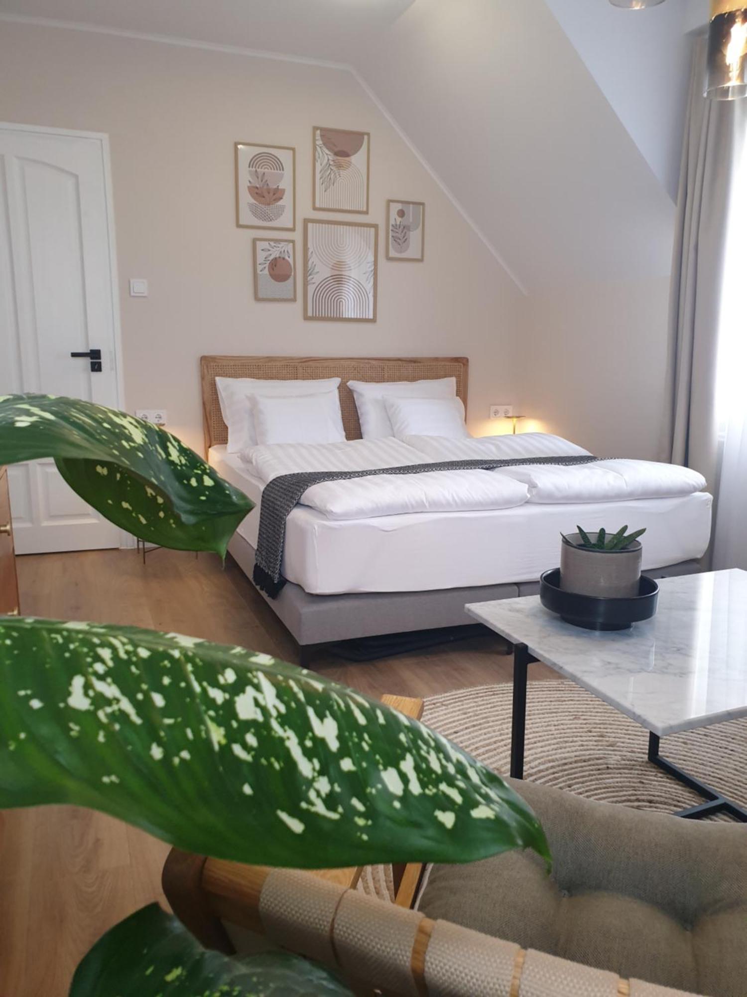 The Secret Garden - Keszthely Bed and Breakfast Exteriör bild