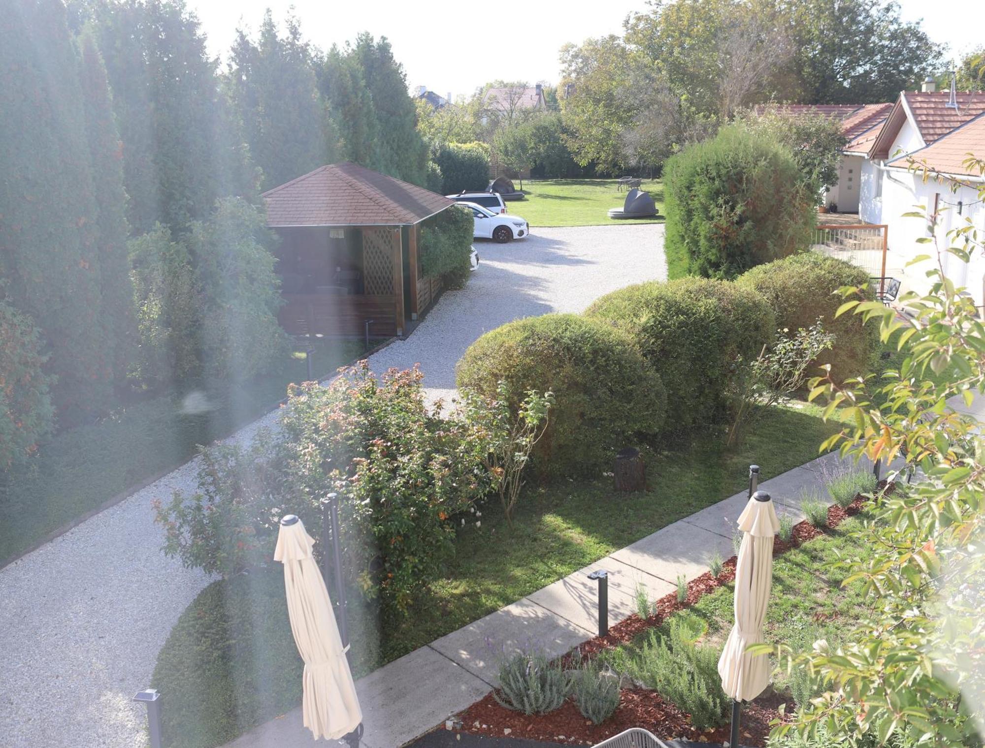 The Secret Garden - Keszthely Bed and Breakfast Exteriör bild