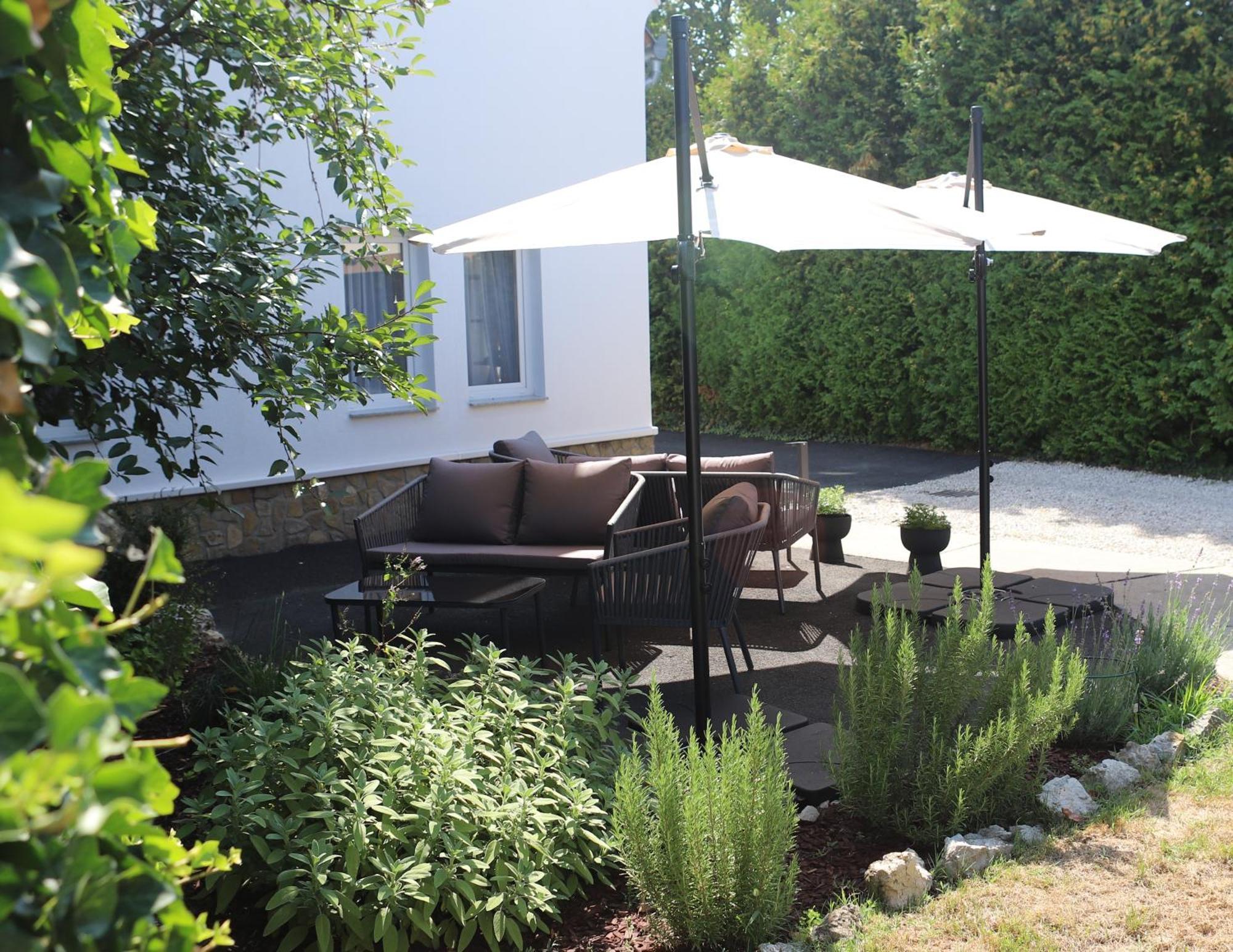 The Secret Garden - Keszthely Bed and Breakfast Exteriör bild